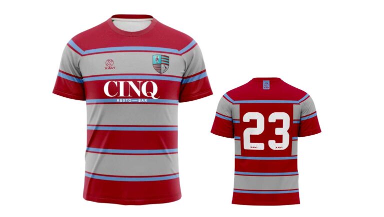 Rugby wedstrijdshirts van Rugbyclub Maastricht in eigen ontwerp, rood-grijs gestreept met lichtblauwe accenten, sponsorlogo en rugnummer 23, gemaakt door XaviSport.