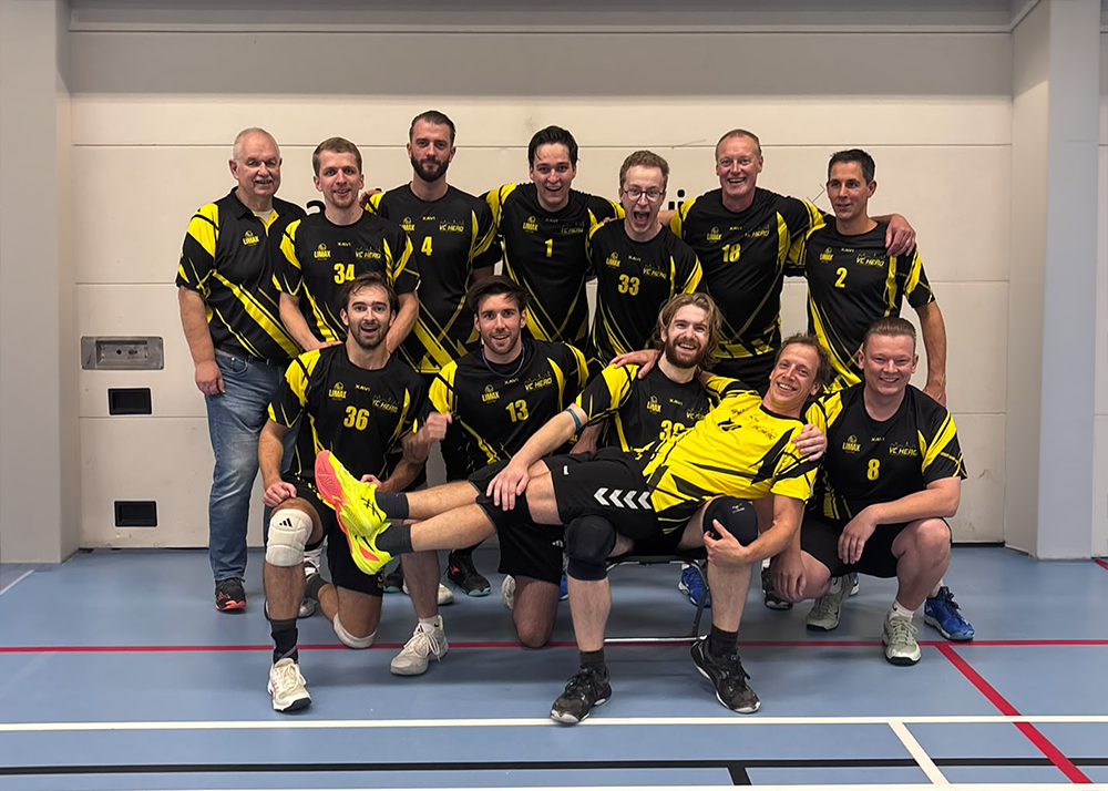 Volleybalteam in zwart-gele volleybalshirts met eigen ontwerp, gepersonaliseerd en geproduceerd door XaviSport.